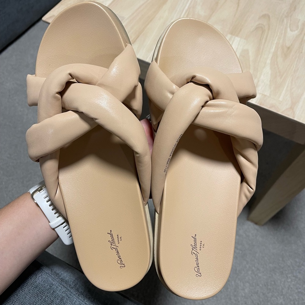 Universal threads size 11 sandals